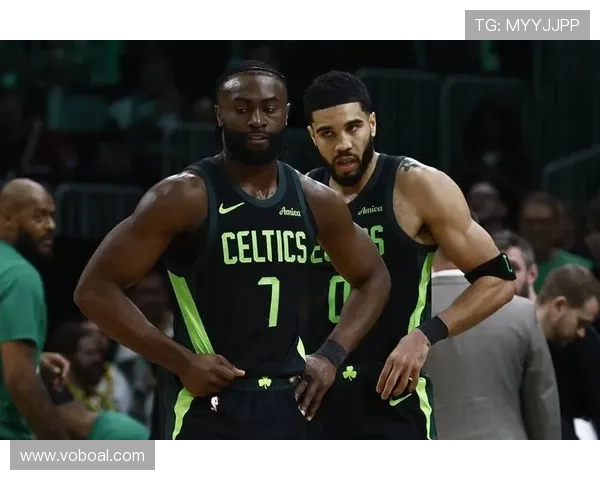 杰伦·布朗利用挡拆创造多次得分机会，有效拉开球队进攻空间